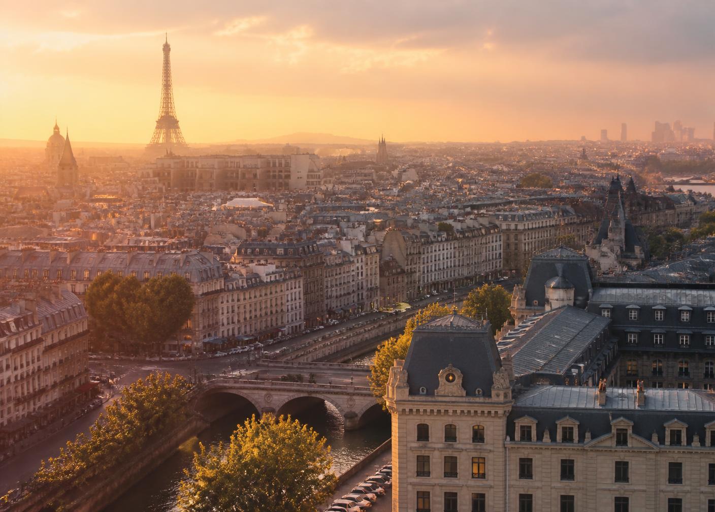 Paris takvy i gyllene kvällsljus